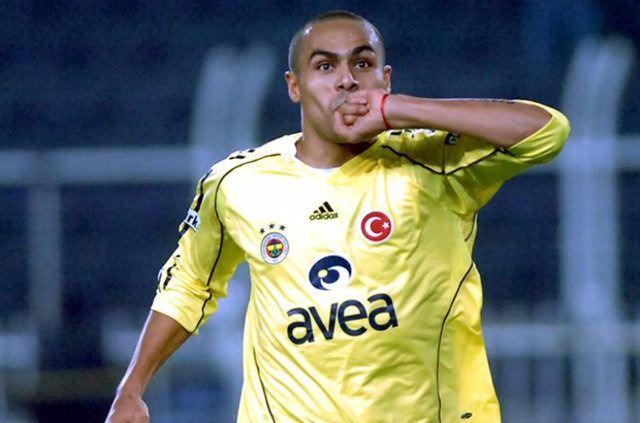 <p><strong>MARCIO NOBRE (FENERBAHÇE, 2003-04)</strong></p>
<p>Devre arasında transfer edilen Mert (Marcio) Nobre oynadığı 18 karşılaşmada 12 gol atarak takımının Beşiktaş ile arasındaki puan farkını kaatmasını sağlamış ve şampiyonluktaki başrol isimlerden biri olmayı başarmıştı. Nobre sonraki sezonda da 45 maçta 22 gol atarak yine sarı lacivertli takımla şampiyonluk tatmıştı. (Goal)</p>
