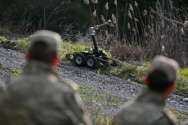 <p>Gerçeği aratmayan eğitimde uygulanan bir diğer senaryoda ise birliğin  yaklaştığı anda uzaktan kumandayla patlayıcının infilak ettirilmesi sonrasındaki  harekat tarzı canlandırıldı.</p>
