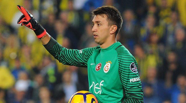 <p>KİMLER KALACAK?</p>

<p><strong>Fernando Muslera:</strong> G.Saray formasını ligde en fazla giyen (187) yabancı kaleci olan Muslera'nın bir yıl daha kontratı var. </p>
