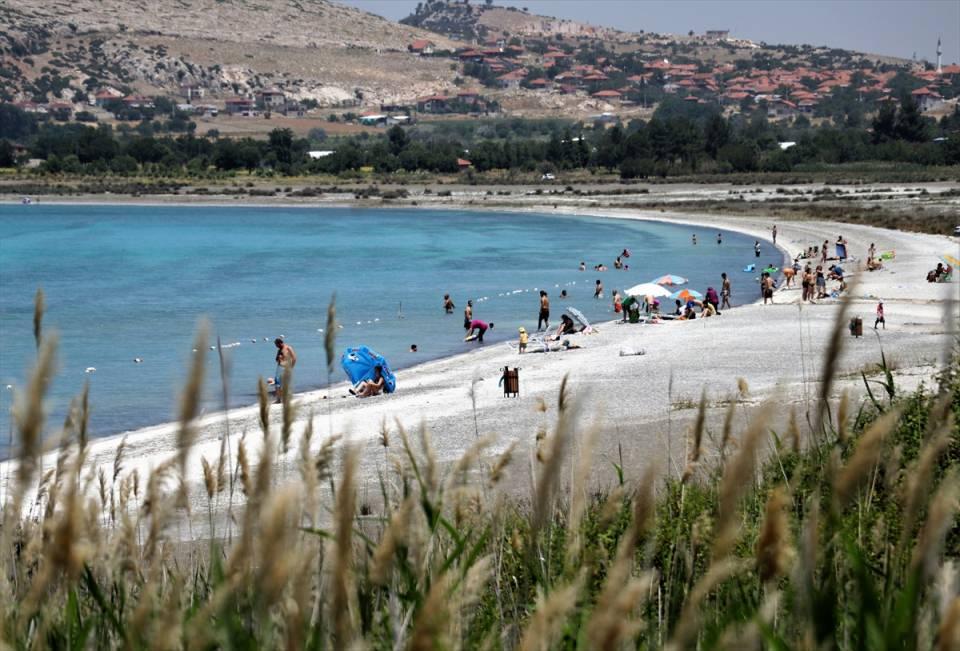 <p>Burdur'un Yeşilova ilçesinde bulunan, beyaz kumsalı ve berrak suyuyla son yıllarda "Türkiye'nin Maldivleri" olarak anılan Salda Gölü, yaz sezonuyla turistlerin ilgi odağı haline geldi. </p>