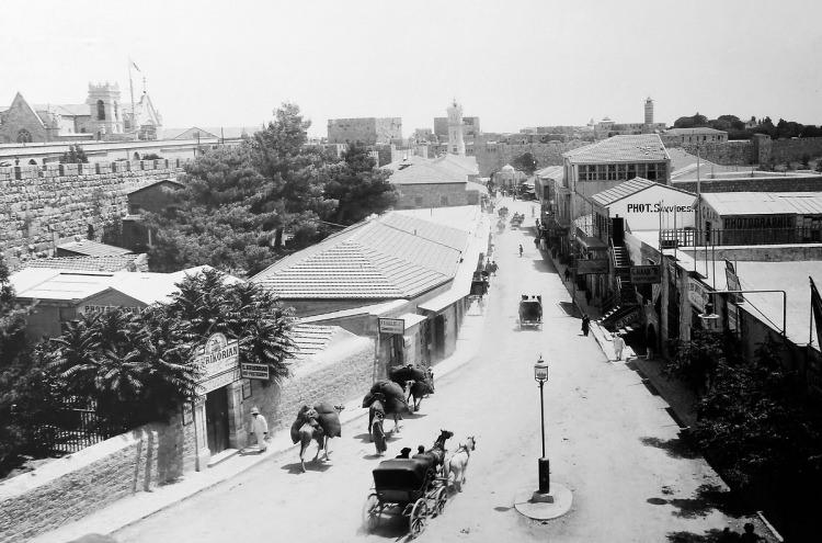 <p>Fotoğrafçılar Caddesi. Yabancı turistlerin artması sonrası şehirde bir çok fotoğrafçı açıldı ve caddenin ismi Fotoğrafçılar Caddesi oldu. Krikorian, Raad ve Savvides Stüdyoları. 1910.</p>

<p> </p>
