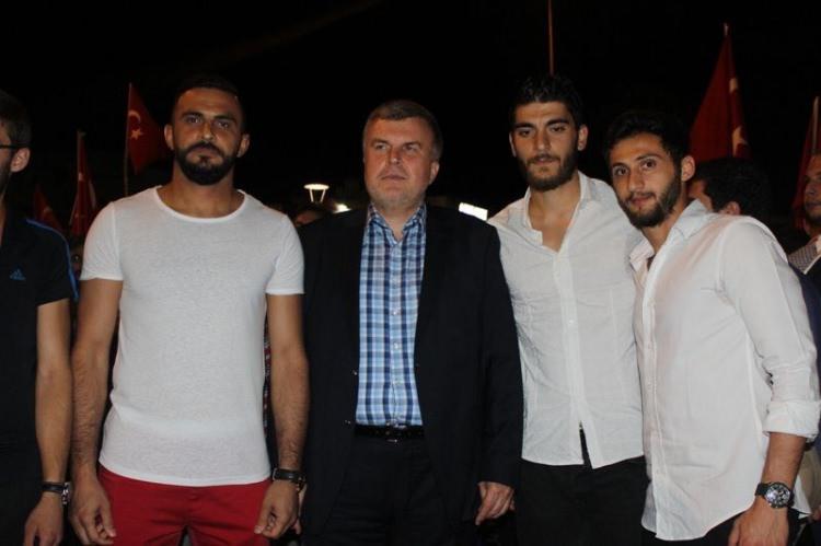 <p>Konyasporlu futbolculardan Kaya Tarakçı, Ali Dere, Can Demir Aktav ve Kulüp Başkanı Ahmet Şan meydanlara inerek demokrasi nöbeti tuttu.</p>
