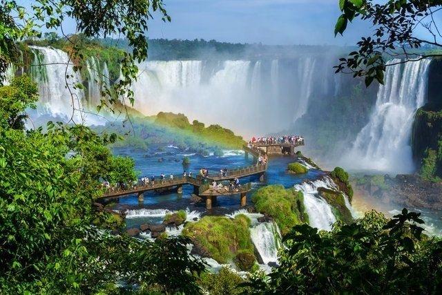 <p>Arjantin ve Brezilya'nın sınır çizgisi Iguazu Şelalesi</p>

<p> </p>
