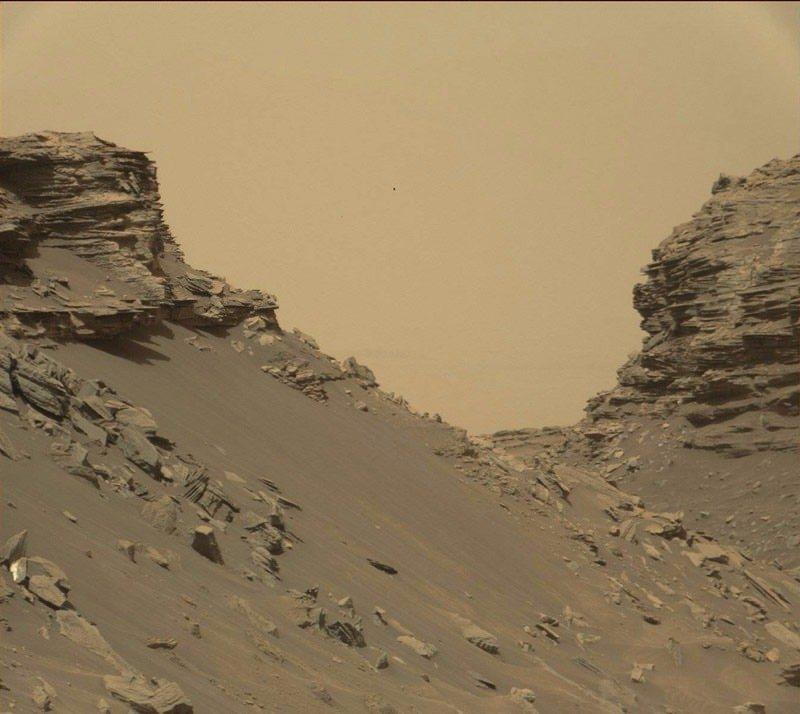 <p>Curiosity'nin bu karesi hem eğimli tepeciklerin hem de kaya tabakalarının bulunduğu ve 'Murray Tepeleri' olarak bilinen bölgeden.</p>

<p> </p>
