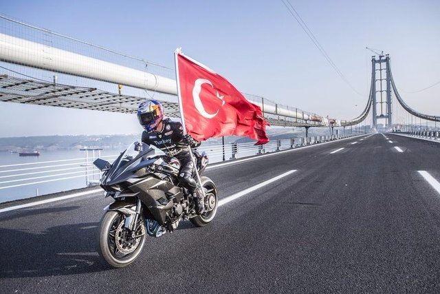 <p>252 metre kule yüksekliği, 35,93 metre tabliye genişliğine sahip köprü, bin 550 metre orta açıklığı ve toplam 2 bin 682 metre uzunluğuyla dünyanın 4'üncü en büyüğü oldu. Zaman ve yakıt tasarrufu sağlaması bakımından örnek gösterilen köprü, 30 Haziran’da Cumhurbaşkanı Recep Tayyip Erdoğan ve Başbakan Binali Yıldırım'ın da katıldığı törenle hizmete açıldı.</p>

<p> </p>

