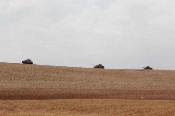 <p>Şanlıurfa’nın Suruç sınırında Suriye’den atılan ve Türkiye topraklarına düşen 3 havan mermisinin ardından Türk askerleri teyakkuza geçti. Tanklar ve diğer bazı zırhlı araçlar sınıra doğru harekete geçti. Tanklar sınır boyunda hakim tepelere çıkarak misilleme pozisyonu aldı.</p>
