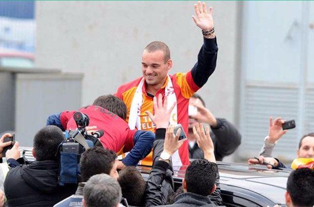 <p><strong>WESLEY SNEIJDER (GALATASARAY, 2012-13)</strong></p>
<p>Galatasaray'ın sansasyonel bir hamleyle Inter'den 8 milyon avro karşılığında kadrosuna kattığı Hollandalı yıldız, sarı-kırmızılı takıma Drogba ile birlikte seviye atlattı. Halen takımının en önemli ismi konumunda...</p>
