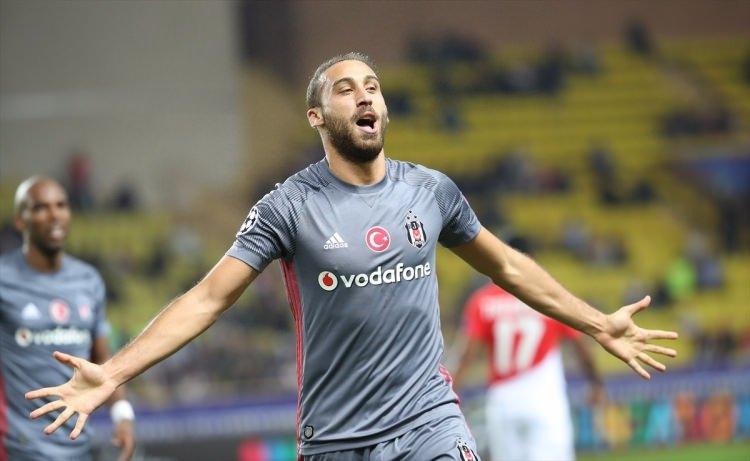 <p><strong>"TOSUN 2 TANE ATTI BEŞİKTAŞ KAZANDI"</strong><br />
<br />
İngiliz basınada Beşiktaş'ın Monaco galibiyetine yer ayırırken özellikle Premir Lig takımlarının yakın takibinde olan Cenk Tosun'u manşetlerine taşıdılar. </p>
