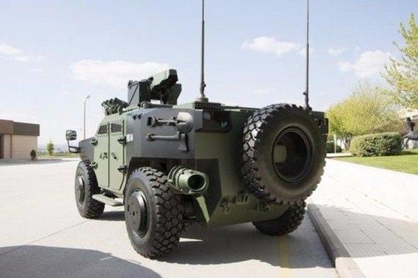 <p>PARS 4X4 <br />
<br />
25-30 Bg/ton gücündeki araç 1.9 m’lik düşük bir siluete ve amfibi özelliğe sahiptir. 5 kişilik mürettebatı bulunan araç hiçbir hazırlık gerektirmeden derin ve akıntılı suda operasyon yapabilir.</p>