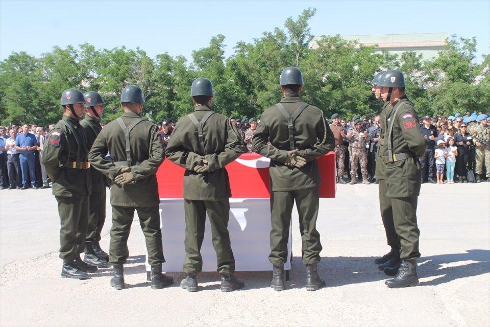 <p>7 şehit için düzenlenecek olan törenin ardından cenazelerin memleketlerine uğurlanacağı belirtilirken, diğer 6 şehidin isimlerinin tespit edilmesi için cenazelerin Ankara Adli Tıp Kurumu'na gönderileceği belirtildi.</p>

<p> </p>
