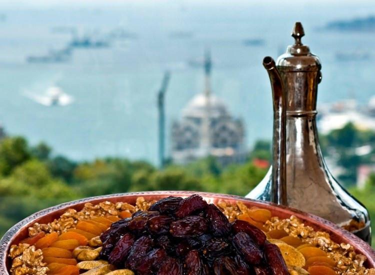 <p>Her zaman sağ elle yemek yenilmesini tavsiye eden Resulullah (a.s.m.) hiçbir zaman acıkmadan yememiş, çiğnemeden lokma yutmamış ve sofradan midesini doldurarak kalkmamıştır. </p>
