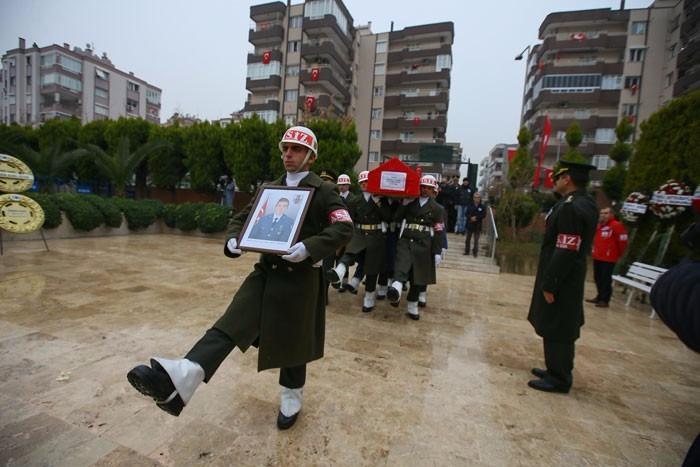 <p><strong>Astsubay Furkan Yavaş / İZMİR</strong></p>
<p>Fırat Kalkanı Harekatı'nda şehit düşen astsubay Furkan Yavaş (30), İzmir’in Gaziemir ilçesindeki Gülhane Cami’nde düzenlenen törenle son yolculuğuna uğurlandı.</p>