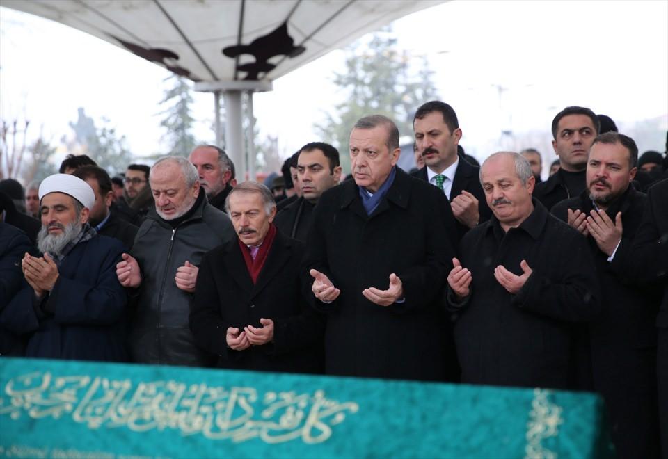 <p><strong>MİLLİ SELAMET PARTİSİ BEYOĞLU KURUCUSU</strong></p>
<p>Cumhurbaşkanı Recep Tayip Erdoğan, Bayrampaşa Belediye Başkanı Atila Aydıner’in kayın pederi ve aynı zamanda Milli Selamet Partisi Beyoğlu İlçe Teşkilatı kurucusu Niyazi Acar’ın cenaze namazına katılmak için Fatih Camii’ne geldi. </p>
