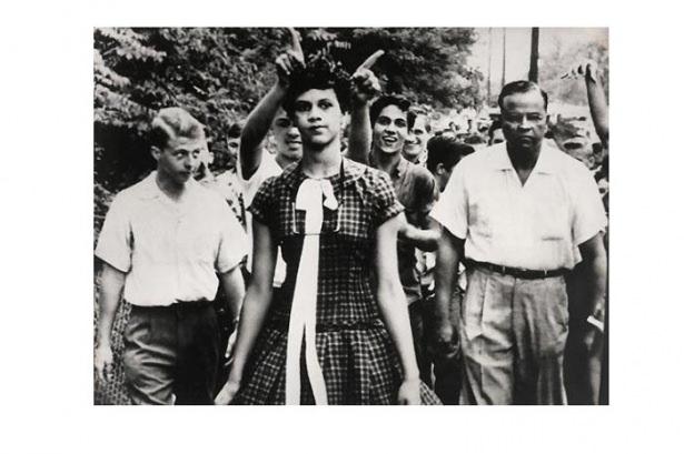 <p>1957 Douglas Martin, ABDABD'de sadece beyaz öğrencilerin devam ettiği Harry Harding Lisesi'ne kabul edilen ilk siyah öğrencilerden Dorothy Counts'ın okuldaki ilk günü. Tacizlere sadece 4 gün dayanabilmişti. </p>