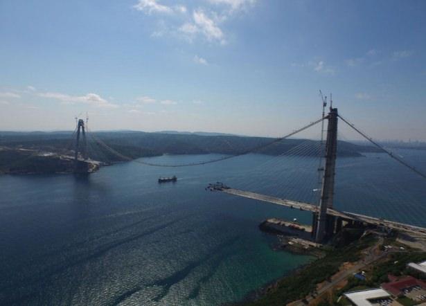 <p>Köprüde ağır kaynak çalışmalarının yapılmadığı dönemlerde yakılan köprü ışıkları görsel şölen sunuyor.</p>
