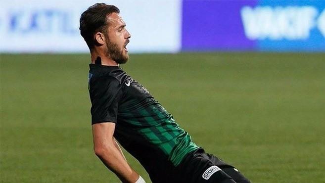 <p>Hücum hattında Jeremy Menez ve Deniz Yılmaz’ın sakatlıkları sonrası sıkıntıya giren Antalyaspor, Başakşehir’in gözden çıkardığı Sokol Cikalleshi’ye yöneldi.<br />
Turuncu-Lacivertiler’in kiralık olarak göndermek istediği santrfor için görüşmelere başlayan Akdeniz ekibi, 27 yaşındaki futbolcuyu kadrosuna katmak istiyor. Kaynak: Fanatik</p>