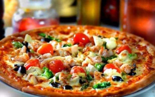 <p><strong>PİZZA'nın Hacmi? </strong><br />
<br />
Eğer elinizde pizza şeklinde basık bir silindir varsa ve hacmini hesaplama istiyorsanız, yarıçapı Z- yüksekliği A olarak ele alırsak ortaya çıkan formül=Pİ*Z*Z*A olacaktır.</p>
<p> </p>