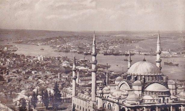 <p>Beyazıt Kulesi'nden Süleymaniye'ye bakış (1950'li yıllar) Okmeydanı ve civarında yapılaşma henüz başlamamış. </p>

<p> </p>
