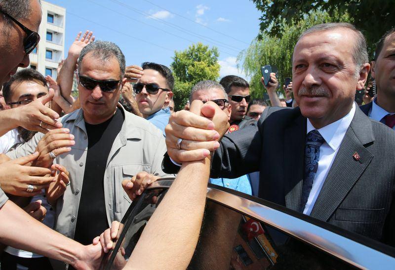 <p>Cami inşaatından çıkışta vatandaşların büyük ilgisi ile karşılaşan Erdoğan, "Dik dur eğilme, bu millet seninle" diye slogan atan vatandaşları görünce aracından inerek kısa süre sohbet etti, halkı selamladı. Erdoğan yol boyunca kendisine sevgi gösterisinde bulunan halkı makam aracından selamladı.</p>

<p> </p>
