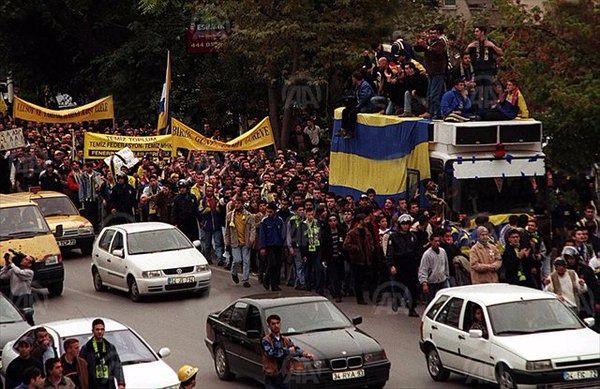 <p>Fenerbahçeli taraftarların, TFF ve MHK'yı protesto yürüyüşü (1999)</p>
