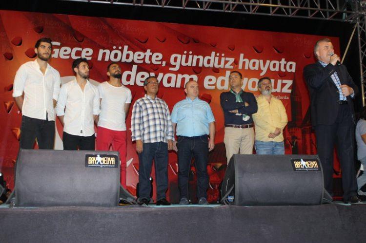 <p>Konyasporlu futbolculardan Kaya Tarakçı, Ali Dere, Can Demir Aktav ve Kulüp Başkanı Ahmet Şan meydanlara inerek demokrasi nöbeti tuttu.</p>
