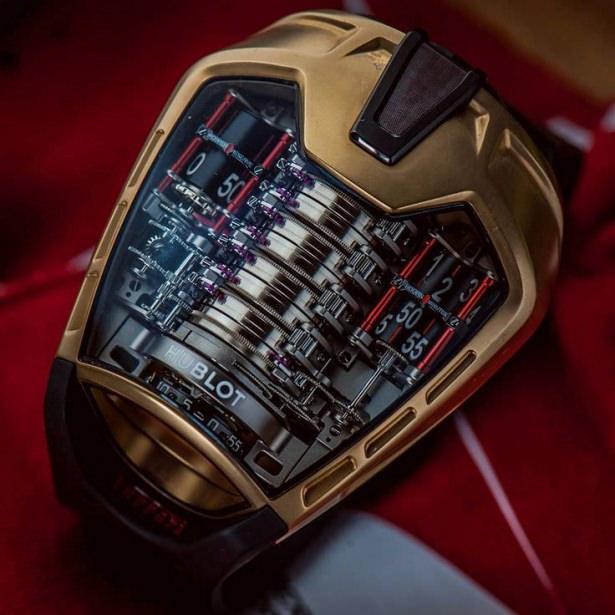 <p>MP-05 LaFerrari'de ise karşılıklı 11 çift tambur bulunuyor! Bunun sonucunda elde edilen 50 günlük güç rezervi de haliyle bir rekora imza attı.</p>
