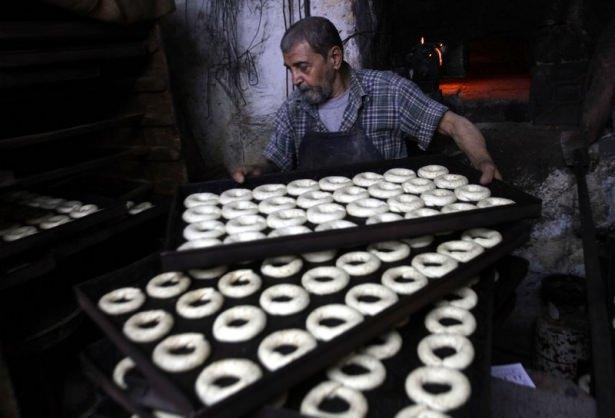 <p>"Simit yapımını rahmetli ağabeyim, Biladu'ş-Şam'da bir Osmanlı askerinden öğrenmiş, ben de ondan öğrendim. </p>
