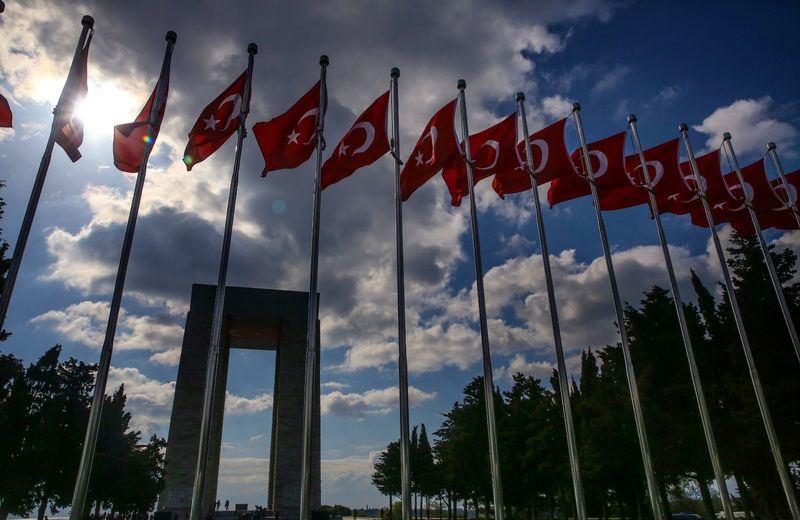 <p><strong>"Tüm hazırlıklarımızı tamamladık"</strong></p>
<p>Gelibolu Tarihi Alan Başkanı Gürkan, AA muhabirine yaptığı açıklamada, 18 Mart'ta Şehitler Abidesi'nde yapılacak törenler için tüm hazırlıkların tamamlandığını, artık tören saatini beklediklerini söyledi.</p>