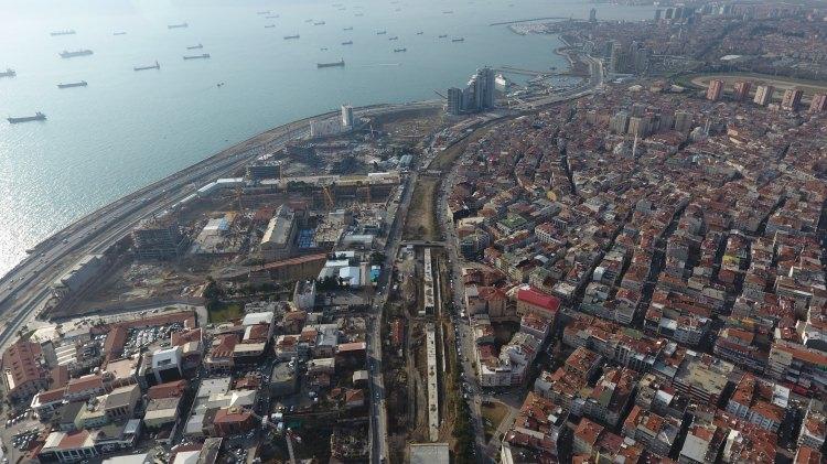 <p> “2018 sonunda bu iş tamamlanıyor”<br />
  İstanbul Ankara arası yüksek hızlı tren hattının Pendik’e kadar hizmette olduğunu vurgulayan Ulaştırma, Denizcilik ve Haberleşme Bakanı Ahmet Arslan, “Pendik’ten Ayrılıkçeşme’ye kadar olan kısmı ve Kazlıçeşme’den Halkalı’ya olan kısmının her iki tarafında da inşaat çalışmaları hızlandı. 2018 sonunda bu iş tamamlanıyor. </p>
