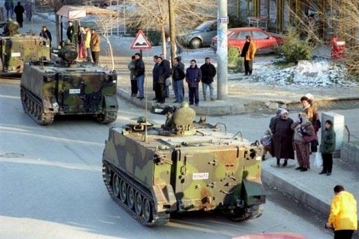 <p>Korku senaryolarıyla ilgili her gün ekranlarda haberler yapılıyor, gazetelere manşetler atılıyordu. Muhalefet, sendikalar, iş dünyası aynı korkulardan bahsediyordu. O korkunun adı “İrtica”ydı.</p>
<p> </p>