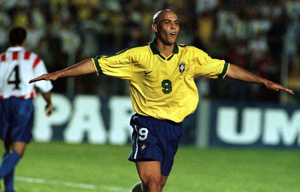 <p><strong>RONALDO</strong><br />
<br />
Günümüzün Ronaldo'suyla karıştırmayın... Her ne kadar 2002 Dünya Kupası'nda Milli Takımımıza attığı golle yarı finalde elenmemize neden olarak kalbimizi kırsa da, "9 numara" denince aklımıza gelen ilk isim Brezilyalı Ronaldo... PSV, Barcelona, Inter, Real Madrid, Milan gibi dünya devlerinde forma giyen Ronaldo, forma giydiği her takımın en büyük gol umudu olmayı başardı. Inter'de sakatlıklardan çok çeken ve hep bir daha eskisi gibi olamayacağı düşünülen Ronaldo, buna rağmen kendini toparlayarak Real Madrid'e transfer olmayı başardı. La Liga'da 164 maçta 117 gol atan sambacı, milli takımla da 2002 Dünya Kupası'nı kazanmayı başardı. </p>
<p> </p>