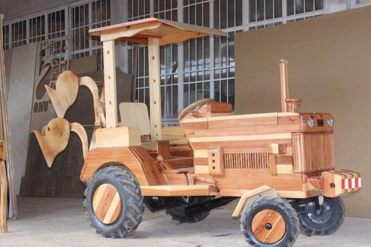 <p>Yaptığı farklı ürünlerle çevrede tanınan Didin’in son olarak motosiklet motoru üzerine yaptığı ‘ahşap traktör’ü mahalledeki vatandaşların ilgi odağı haline geldi.</p>
