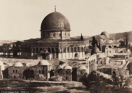 <p>Dünyanın en politik, kültürel ve dini şehri olma unvanına sahip olan Kudüs ile ilgili fotoğraf koleksiyonu New York'ta açık artırmayla satıldı. </p>

<p> </p>
