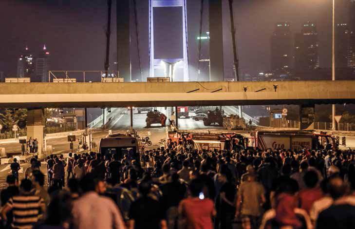 <p>Ankara’da Genelkurmay Başkanlığı Karargahı ve TRT Genel Müdürlüğü bir grup askerce ele geçirildi. Aynı saatlerde İstanbul’da Boğaziçi ve Fatih Sultan Mehmet<br />
Köprüleri bir grup asker tarafından geçişe kapatıldı.</p>
