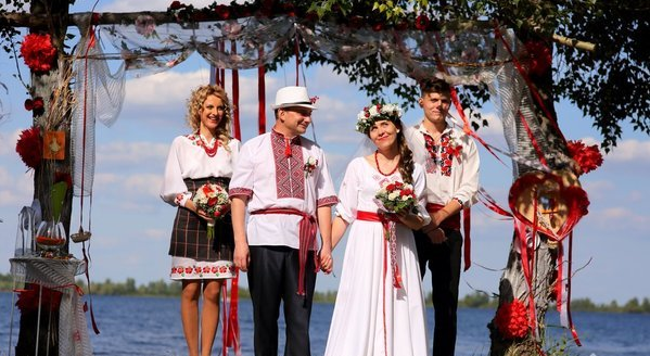 <p>Düğün gününde yöresel kıyafetlerini tercih eden damat ve gelinlerin kıyafetlerini sizler için düzenledik. <strong>İşte ülkeden ülkeye değişen kıyafetleri...</strong></p>
