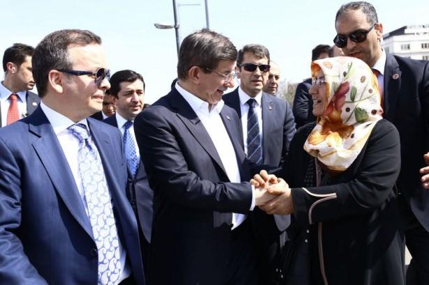 <p><strong><span style="color:rgb(255, 255, 255)">Başbakan Davutoğlu, burada da aracından inerek, Yeni Cami'nin önündeki vatandaşlarla tokalaşıp, sohbet etti.</span></strong></p>
