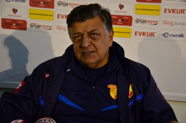 <p>17 Mayıs 2000'de tarih yazarak UEFA Kupası'nı kazanan Galatasaray'ın bu başarısının üstünden 17 sene geçti. 16 Mayıs günü ünlülerin Arsenal - Galatasaray maçı tahminleri soruldu. İşte o sürpriz cevaplar...</p>

<p>Yılmaz Vural - 2-1 Galatasaray</p>
