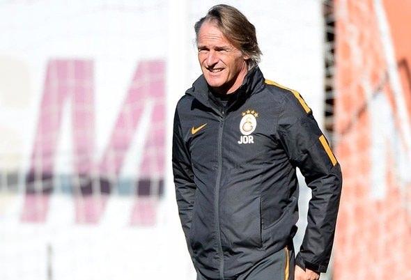<p><strong>RIEKERINK İLE DEVAM EDİLMEZ</strong><br />
<br />
Galatasaray yenilirse, Riekerink ile devam etmeyeceklerini düşünüyorum. Yeni bir arayışa gidilecektir. Selçuk-De Jong- Tolga'yı hep birlikte oynatabilir. Riekerink, 1 puana üzülmez. Fenerbahçe üzülür.</p>