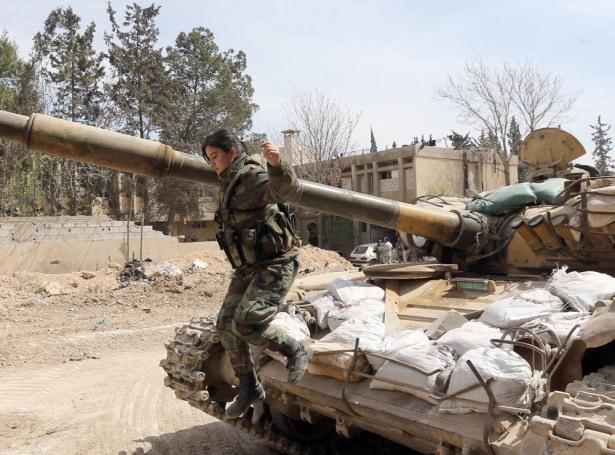 <p>Ordu ile muhalifler arasındaki çatışmaların dördüncü yılına girdiği Suriye'de, başkent Şam'ın korunması için kurulan ve ordunun ‘en seçkin taburu' haline gelen Cumhuriyet Muhafızları bünyesindeki ‘Kadın Komando Taburu' giderek genişliyor.</p>

<p> </p>
