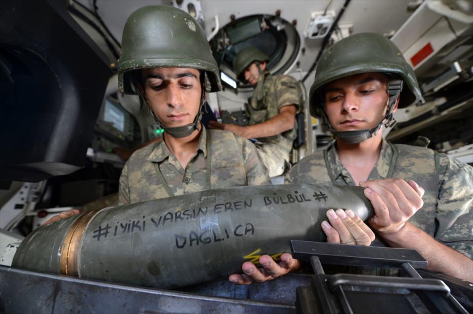 <p>Hakkari'nin Yüksekova ilçesine bağlı Dağlıca üs bölgesinde Mehmetçik, dağlık alandaki PKK'lı teröristlere, üzerinde "#İyi ki varsın Eren Bülbül# Dağlıca" yazılı obüs mermileriyle ateş etti. </p>