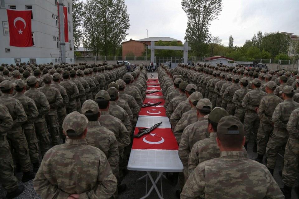 <p><strong>Taşyapan, devletin tüm imkanlarıyla korucuların yanında olduğunu dile getirdi. </strong></p>
<p>- "Dosta güven düşmana korku salıyorlar"</p>
<p>İlçe Jandarma Komutanı Yarbay Emrah Akçay ise emekli güvenlik korucularının yerine yeni alınan güvenlik korucularının "hazırlayıcı zorunlu eğitim"i başarıyla tamamladığını anlattı. </p>