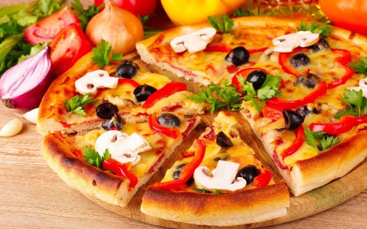 <p>Peki diyetteyken pizza yenir mi?</p>