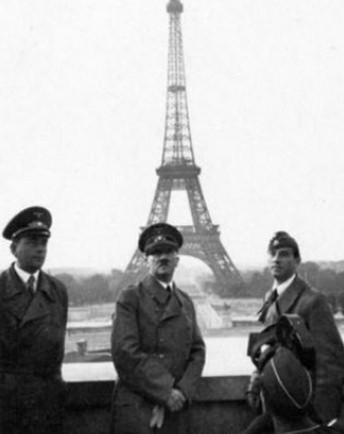 <p>1940</p>

<p>23 Haziran 1940 tarihinde Adolf Hitler'in, Albert Speer ile Paris'e yaptığı gezi sırasında çekilen fotoğraf tarihinin unutulmazları arasında.</p>
