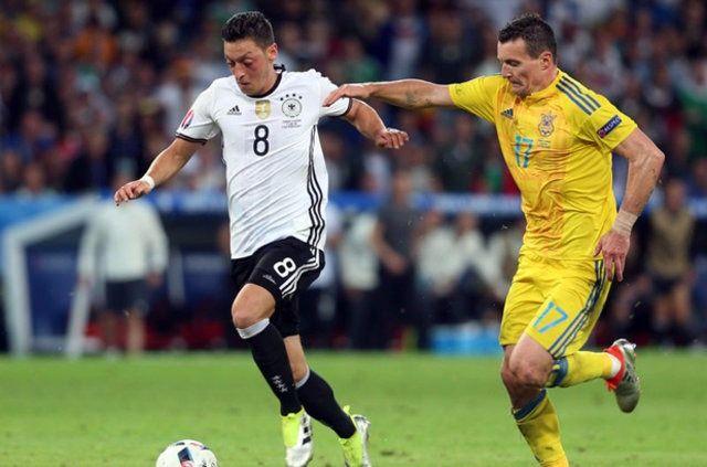 <p>20 - Mesut Özil - 48.8 milyon sterlin - Almanya - Arsenal</p>
<p> </p>