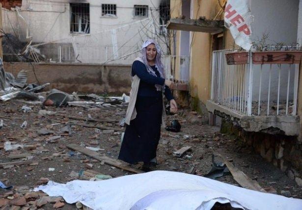 <p>"Evim yıkıldı başkalarının yıkılmasın. Sesim bütün dünyaya gitsin. Önce Allah’tan sonra büyüklerimizden barış istiyorum.”</p>

<p> </p>
