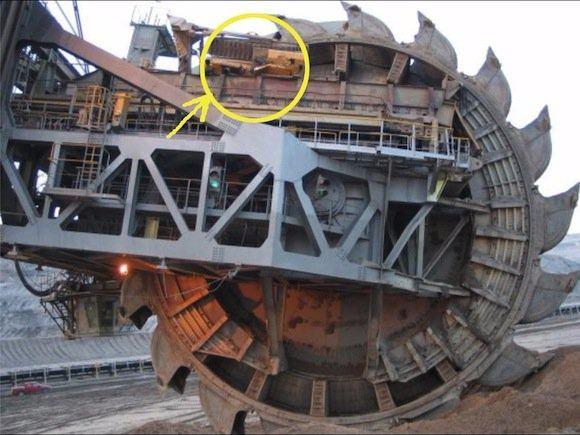 <p>240 metre uzunluğunda ve 96 metre yüksekliğinde olan makinenin ağırlığı ise 45 bin tondur.</p>

<p> </p>
