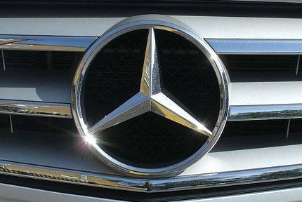 <p><strong>Mercedes</strong></p>

<p>Daimler Chrysler ile ortak çalışıp bir araba yapan CARL BENZ” isim bulamayınca bir tek kızı olan MERCEDES-BENZ”in ismini bu arabaya verir. Mercedes amblemindeki üç ayaklı yıldız mercedes'in kara, su ve havadaki gücünü ifade ediyor.</p>
