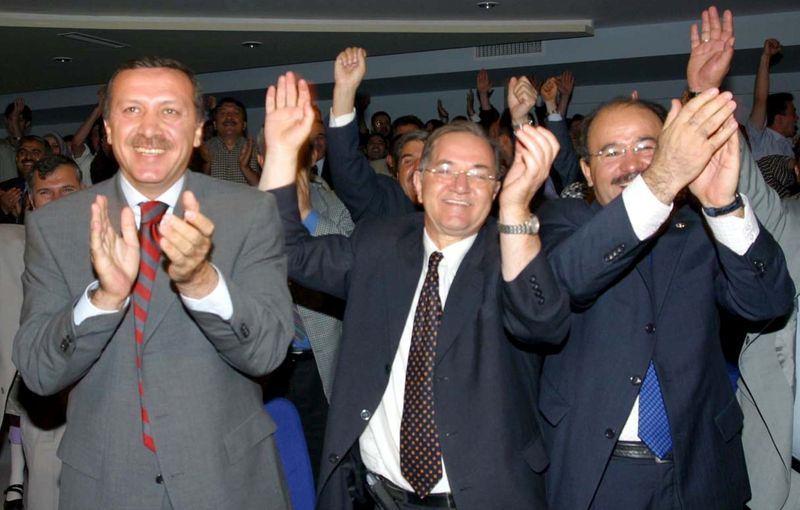 <p>Cumhurbaşkanı Recep Tayyip Erdoğan, A Milli Futbol Takımımızın ev sahibi Japonya ile oynadığı 2002 Dünya Kupası 2. tur maçında Ümit Davala'nın attığı gol sonrası büyük sevinç yaşamıştı.</p>

