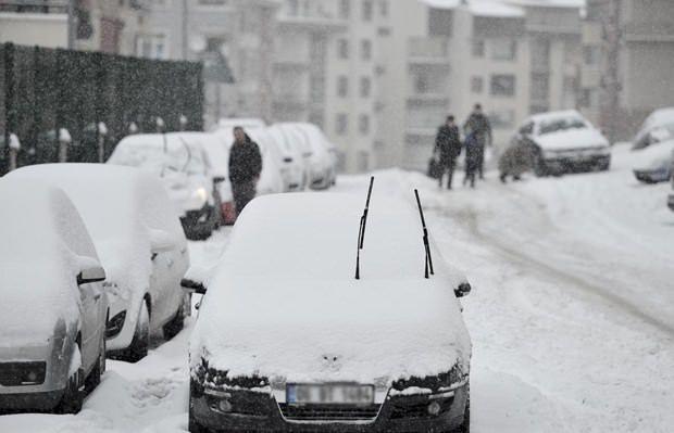 <p>Yurtta kar yağışı etkisi iyice göstermeye başladı. Karda güvenli ve dikkatli araba kullanmanın tekniklerini Güvenli Sürücülük Eğitim Merkezi İleri Sürüş Teknikleri Uzmanı <strong>Yener Gülünay</strong> anlattı. </p>
