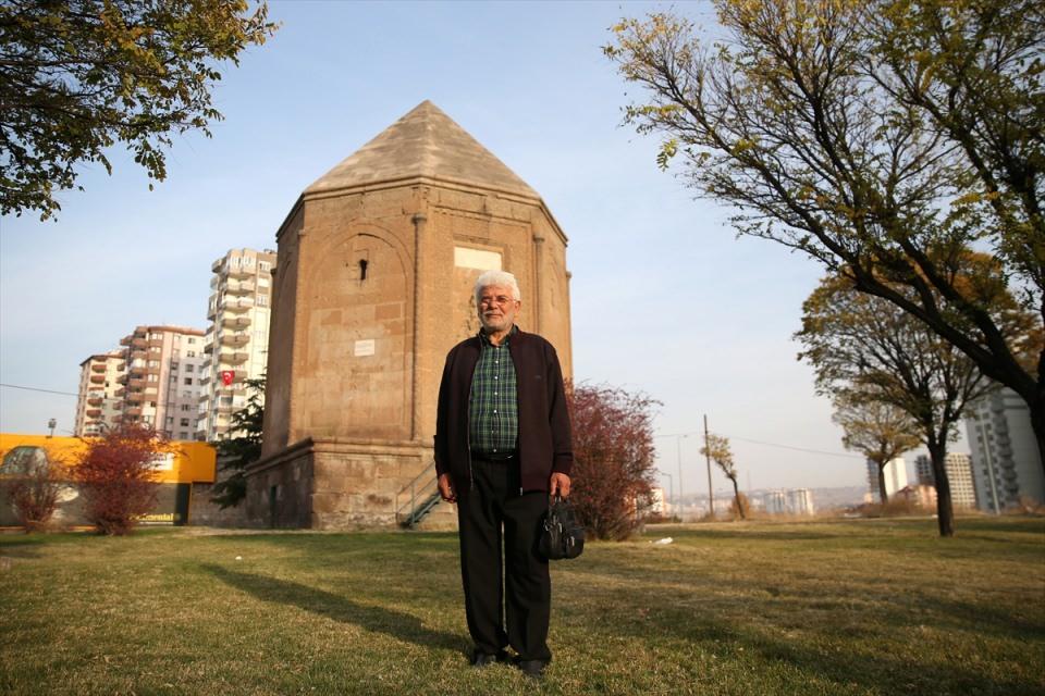 <p>İşini severek yaptığını anlatan Sarp, AA muhabirine yaptığı açıklamada, 23 yaşındayken Tutak Mescidi'nde kentin eski türbedarı Mehmet Ünlü ile tanıştığını ve onun vesilesiyle bu işe gönül verdiğini anlattı.</p>